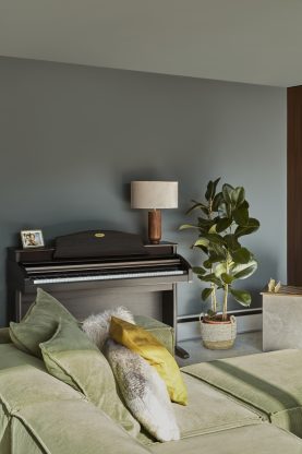 elektronické piano v obývacím pokoji