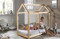 dřevěná postel pro děti se stříškou