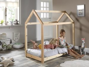 dřevěná postel pro děti se stříškou